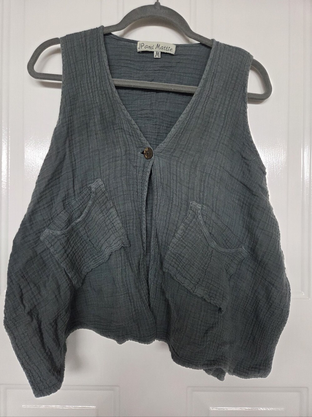 JP and Mattie Slate Gray Textured V-Neck Button Vest Med